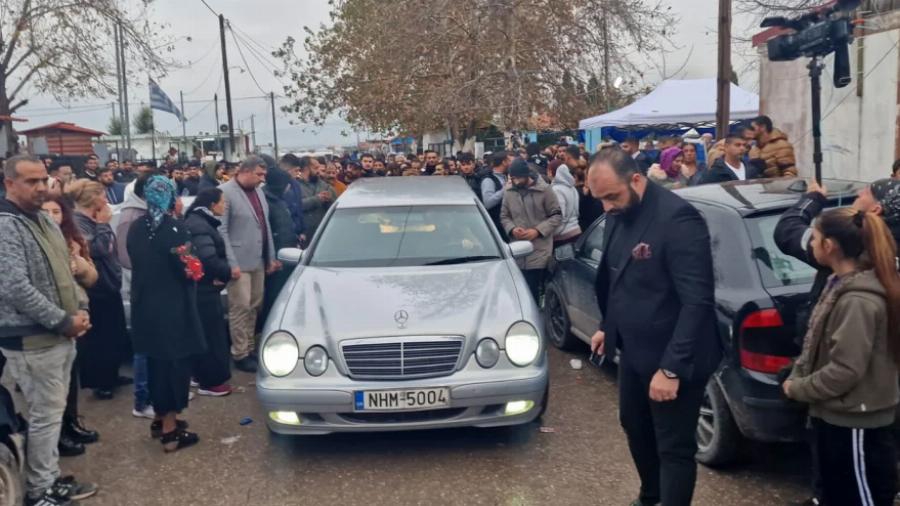 Σπαραγμός στην κηδεία του 16χρονου Ρομά: Σε κλίμα οδύνης το τελευταίο αντίο, κατέρρευσε η γυναίκα του πάνω στη σορό