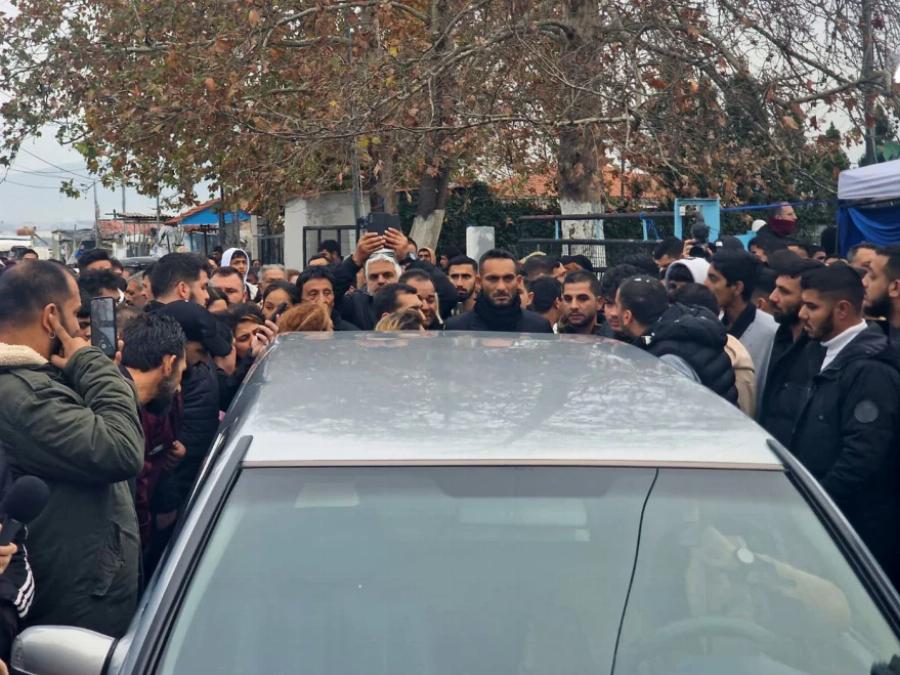 Σπαραγμός στην κηδεία του 16χρονου Ρομά: Σε κλίμα οδύνης το τελευταίο αντίο, κατέρρευσε η γυναίκα του πάνω στη σορό