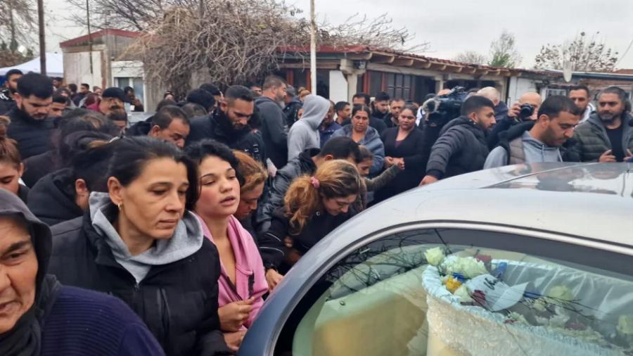 Σπαραγμός στην κηδεία του 16χρονου Ρομά: Σε κλίμα οδύνης το τελευταίο αντίο, κατέρρευσε η γυναίκα του πάνω στη σορό