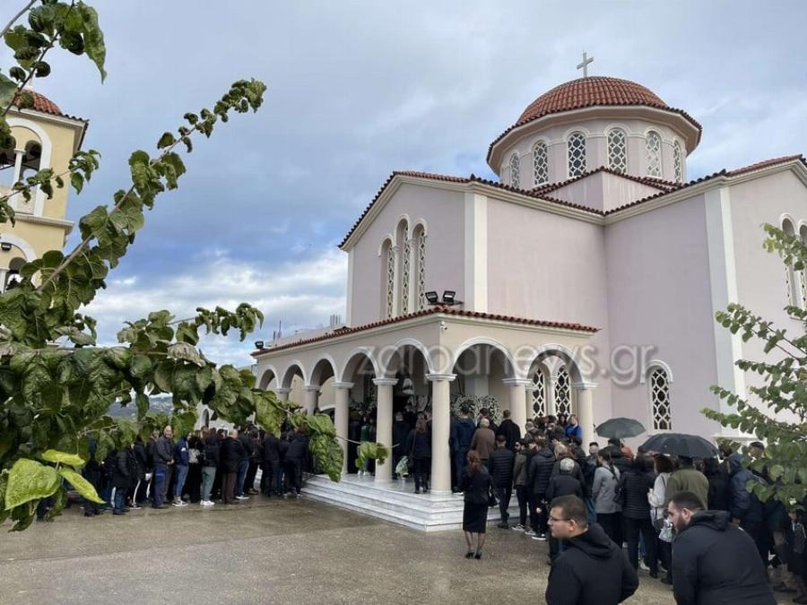 Σπάραξε το Πανελλήνιο: Ντυμένες στα λευκά η μητέρα και η αδερφή της αδικοχαμένης Έμμας – Γιατί δεν έβαλαν μαύρα ρούχα στην κηδεία της