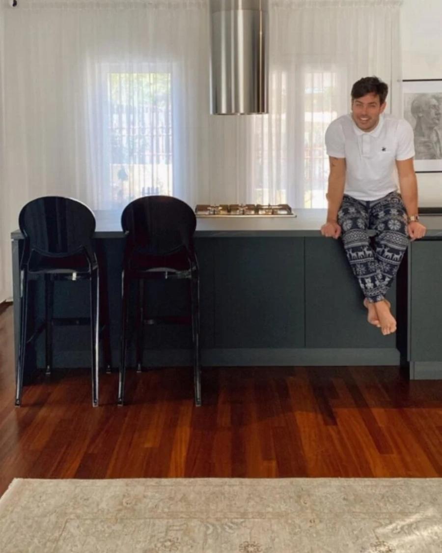 Το όνειρο κάθε Έλληνα πολίτη: Το μοντέρνο σπίτι του Κώστα Μαρτάκη, το ολόλευκο τζάκι και τα απίθανα έπιπλα