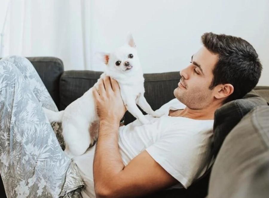 Το όνειρο κάθε Έλληνα πολίτη: Το μοντέρνο σπίτι του Κώστα Μαρτάκη, το ολόλευκο τζάκι και τα απίθανα έπιπλα