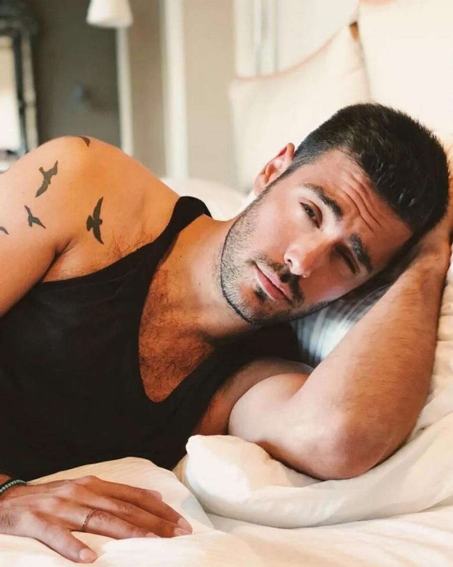 Το όνειρο κάθε Έλληνα πολίτη: Το μοντέρνο σπίτι του Κώστα Μαρτάκη, το ολόλευκο τζάκι και τα απίθανα έπιπλα