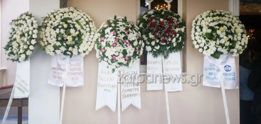 Σπάραξε το Πανελλήνιο: Ντυμένες στα λευκά η μητέρα και η αδερφή της αδικοχαμένης Έμμας – Γιατί δεν έβαλαν μαύρα ρούχα στην κηδεία της