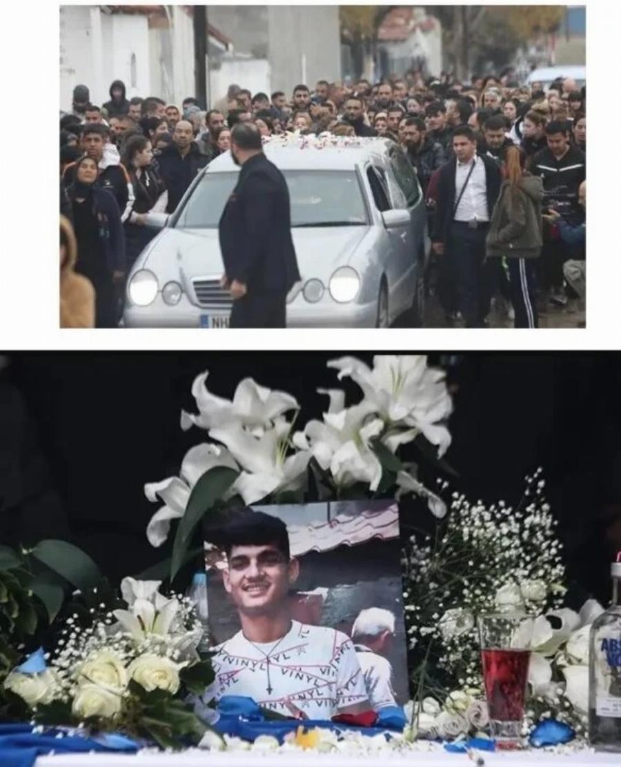 «Τσακίζουν κόκαλα» οι εικόνες από την κηδεία του 16χρονου Ρομά: Το μοιρολόι της μάνας και το «αντίο» με τραγούδια και το αγαπημένο του ποτό