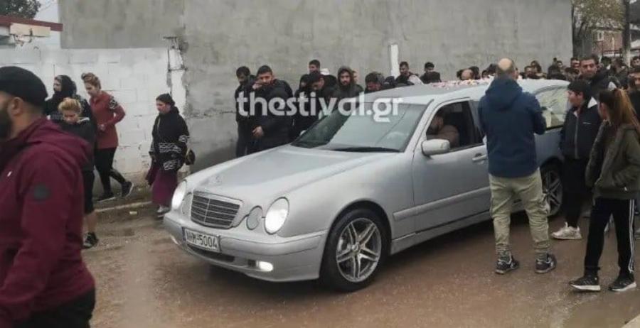 «Τσακίζουν κόκαλα» οι εικόνες από την κηδεία του 16χρονου Ρομά: Το μοιρολόι της μάνας και το «αντίο» με τραγούδια και το αγαπημένο του ποτό