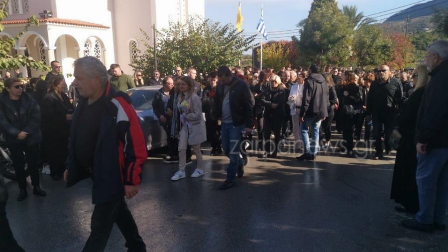 Σπάραξε το Πανελλήνιο: Ντυμένες στα λευκά η μητέρα και η αδερφή της αδικοχαμένης Έμμας – Γιατί δεν έβαλαν μαύρα ρούχα στην κηδεία της