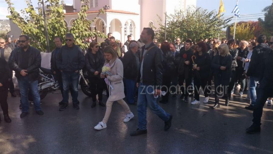 Σπάραξε το Πανελλήνιο: Ντυμένες στα λευκά η μητέρα και η αδερφή της αδικοχαμένης Έμμας – Γιατί δεν έβαλαν μαύρα ρούχα στην κηδεία της