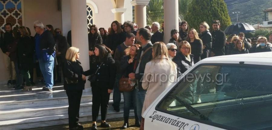 Σπάραξε το Πανελλήνιο: Ντυμένες στα λευκά η μητέρα και η αδερφή της αδικοχαμένης Έμμας – Γιατί δεν έβαλαν μαύρα ρούχα στην κηδεία της