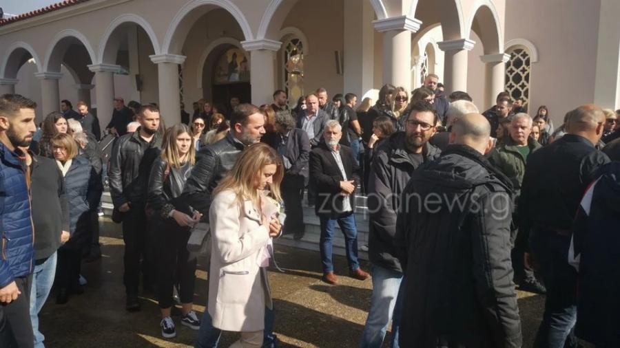 Σπάραξε το Πανελλήνιο: Ντυμένες στα λευκά η μητέρα και η αδερφή της αδικοχαμένης Έμμας – Γιατί δεν έβαλαν μαύρα ρούχα στην κηδεία της