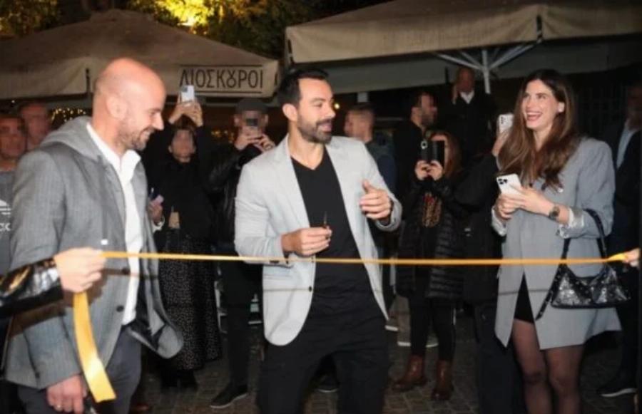 Όλα τα βλέμματα πάνω στη τσάντα της: Η Χριστίνα Μπόμπα βγήκε βόλτα στο Μοναστηράκι κι έγινε σούσουρο με την εμφάνιση της