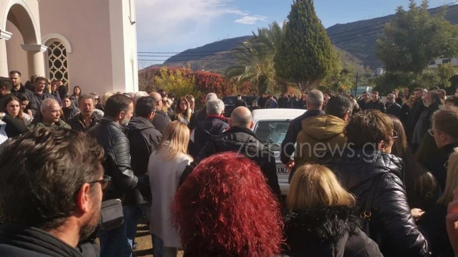 Σπάραξε το Πανελλήνιο: Ντυμένες στα λευκά η μητέρα και η αδερφή της αδικοχαμένης Έμμας – Γιατί δεν έβαλαν μαύρα ρούχα στην κηδεία της