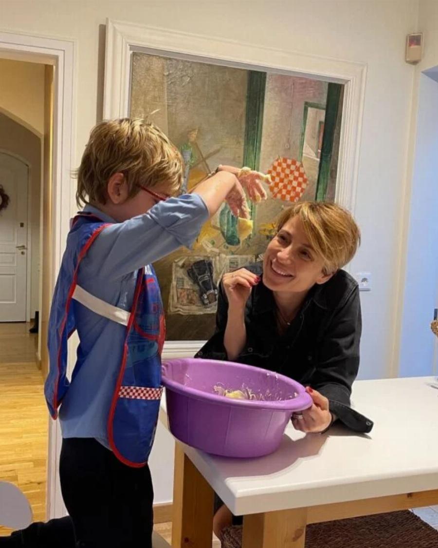 Σαν να βγήκε από χριστουγεννιάτικο παραμύθι: Το ονειρικό σπίτι της Ευδοκίας Ρουμελιώτη με το θεόρατο δέντρο, το τεράστιο σαλόνι και τον όμορφο κήπο