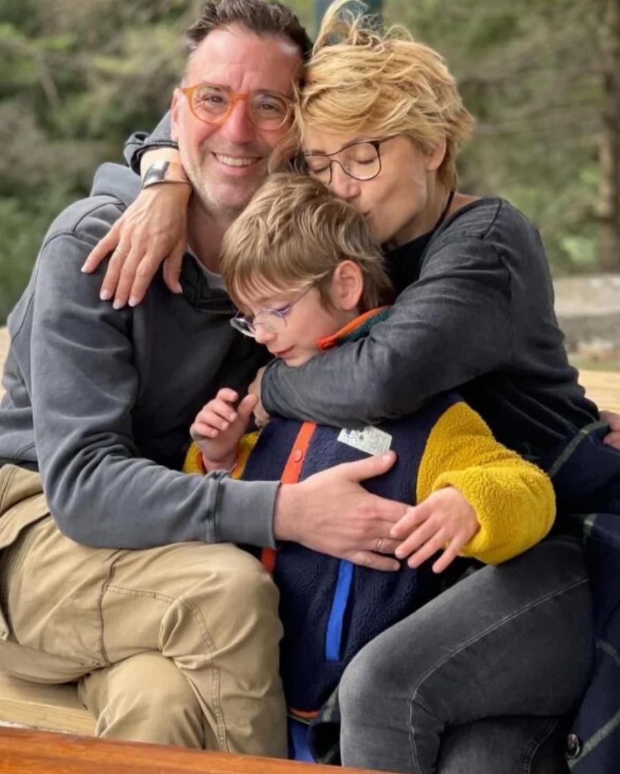 Σαν να βγήκε από χριστουγεννιάτικο παραμύθι: Το ονειρικό σπίτι της Ευδοκίας Ρουμελιώτη με το θεόρατο δέντρο, το τεράστιο σαλόνι και τον όμορφο κήπο