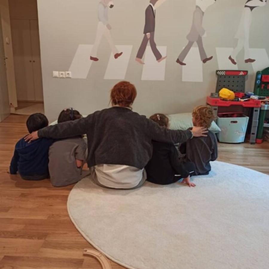 Σαν να βγήκε από χριστουγεννιάτικο παραμύθι: Το ονειρικό σπίτι της Ευδοκίας Ρουμελιώτη με το θεόρατο δέντρο, το τεράστιο σαλόνι και τον όμορφο κήπο