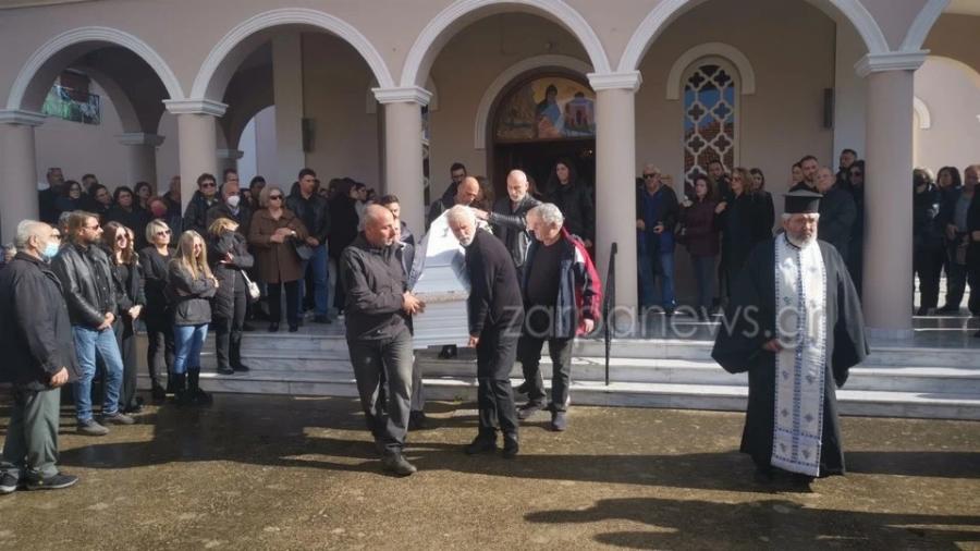 Σπάραξε το Πανελλήνιο: Ντυμένες στα λευκά η μητέρα και η αδερφή της αδικοχαμένης Έμμας – Γιατί δεν έβαλαν μαύρα ρούχα στην κηδεία της