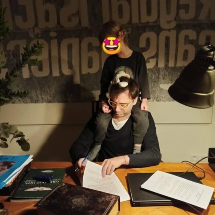 Σαν να βγήκε από χριστουγεννιάτικο παραμύθι: Το ονειρικό σπίτι της Ευδοκίας Ρουμελιώτη με το θεόρατο δέντρο, το τεράστιο σαλόνι και τον όμορφο κήπο