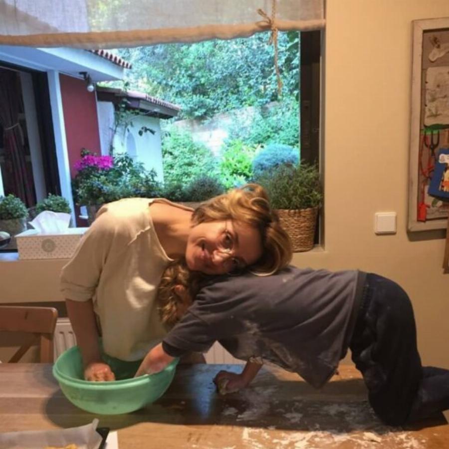 Σαν να βγήκε από χριστουγεννιάτικο παραμύθι: Το ονειρικό σπίτι της Ευδοκίας Ρουμελιώτη με το θεόρατο δέντρο, το τεράστιο σαλόνι και τον όμορφο κήπο