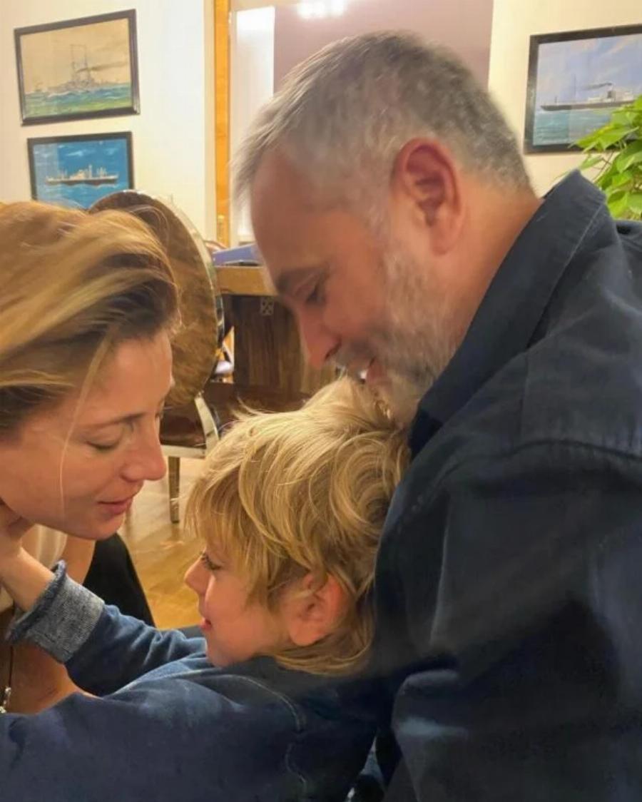 Σαν να βγήκε από χριστουγεννιάτικο παραμύθι: Το ονειρικό σπίτι της Ευδοκίας Ρουμελιώτη με το θεόρατο δέντρο, το τεράστιο σαλόνι και τον όμορφο κήπο