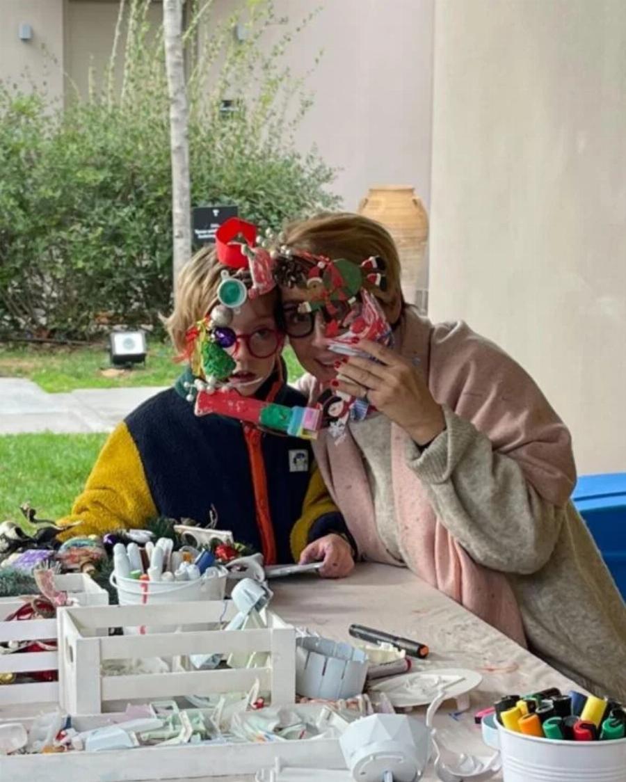 Σαν να βγήκε από χριστουγεννιάτικο παραμύθι: Το ονειρικό σπίτι της Ευδοκίας Ρουμελιώτη με το θεόρατο δέντρο, το τεράστιο σαλόνι και τον όμορφο κήπο