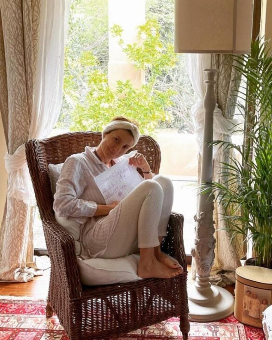 Σαν να βγήκε από χριστουγεννιάτικο παραμύθι: Το ονειρικό σπίτι της Ευδοκίας Ρουμελιώτη με το θεόρατο δέντρο, το τεράστιο σαλόνι και τον όμορφο κήπο