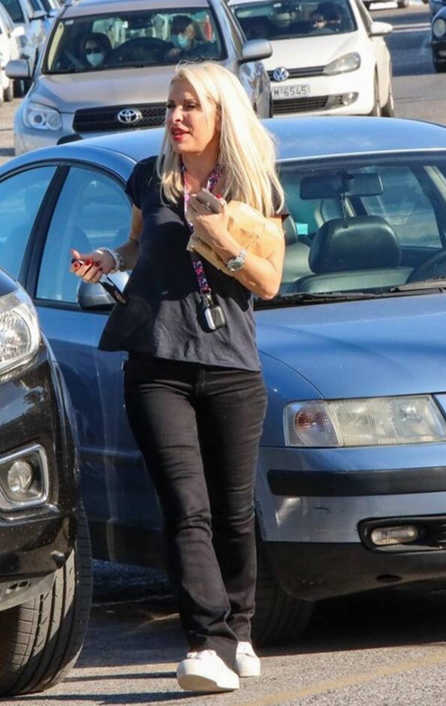 Με casual look, άνετη και ταπεινή: Ο φακός των παπαράτσι έπιασε την Ελένη Mενεγάκη να βγάζει εισιτήριο μόνη της για να σαλπάρει προς την Άνδρο