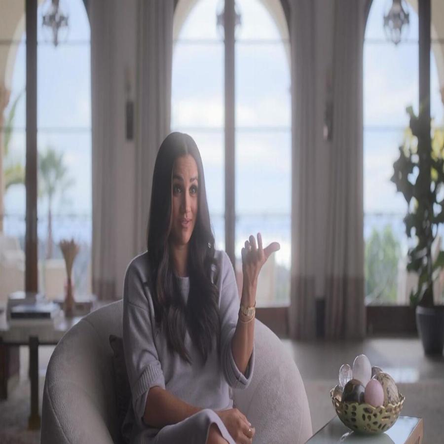 Η στιγμή που ο Χάρι έμεινε άναυδος: Η Μέγκαν κοροϊδεύει τη βασίλισσα δείχνοντας πως της υποκλίθηκε