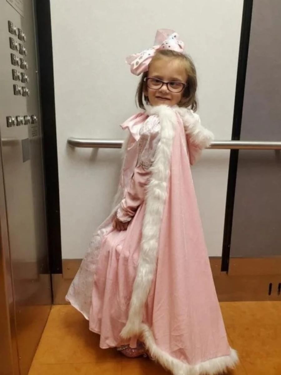 Ραγίζει καρδιές: 5χρονη με όγκο στον εγκέφαλο ντύνεται σαν πριγκίπισσα κάθε φορά που πάει να κάνει χημειοθεραπεία