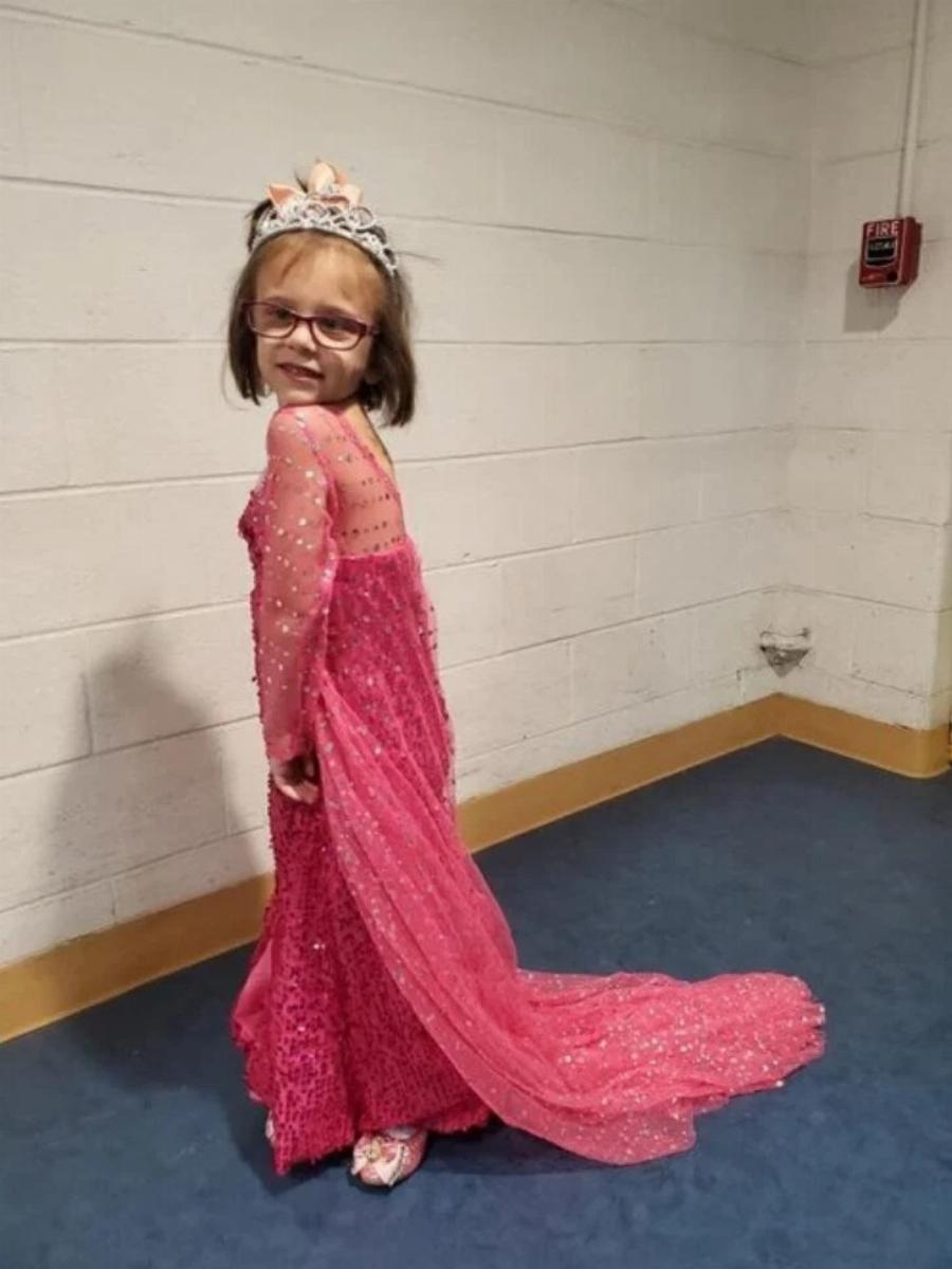 Ραγίζει καρδιές: 5χρονη με όγκο στον εγκέφαλο ντύνεται σαν πριγκίπισσα κάθε φορά που πάει να κάνει χημειοθεραπεία