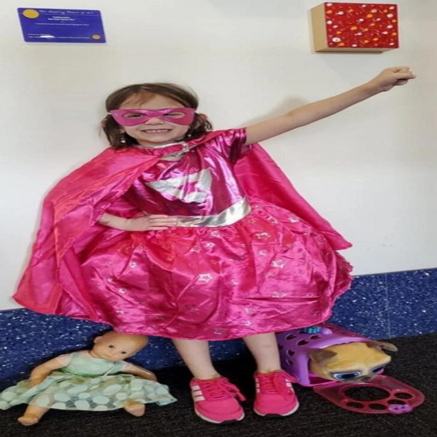 Ραγίζει καρδιές: 5χρονη με όγκο στον εγκέφαλο ντύνεται σαν πριγκίπισσα κάθε φορά που πάει να κάνει χημειοθεραπεία