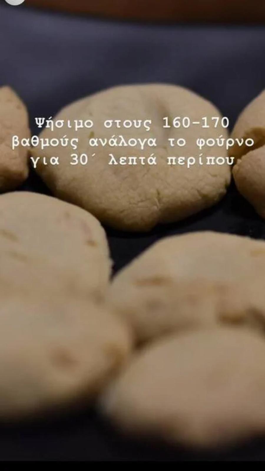 Οι λαχταριστοί και βουτυράτοι κουραμπιέδες της Βάσως Λασκαράκη: Αποκάλυψε το μυστικό στη συνταγή με 5 υλικά κι έγινε αμέσως viral