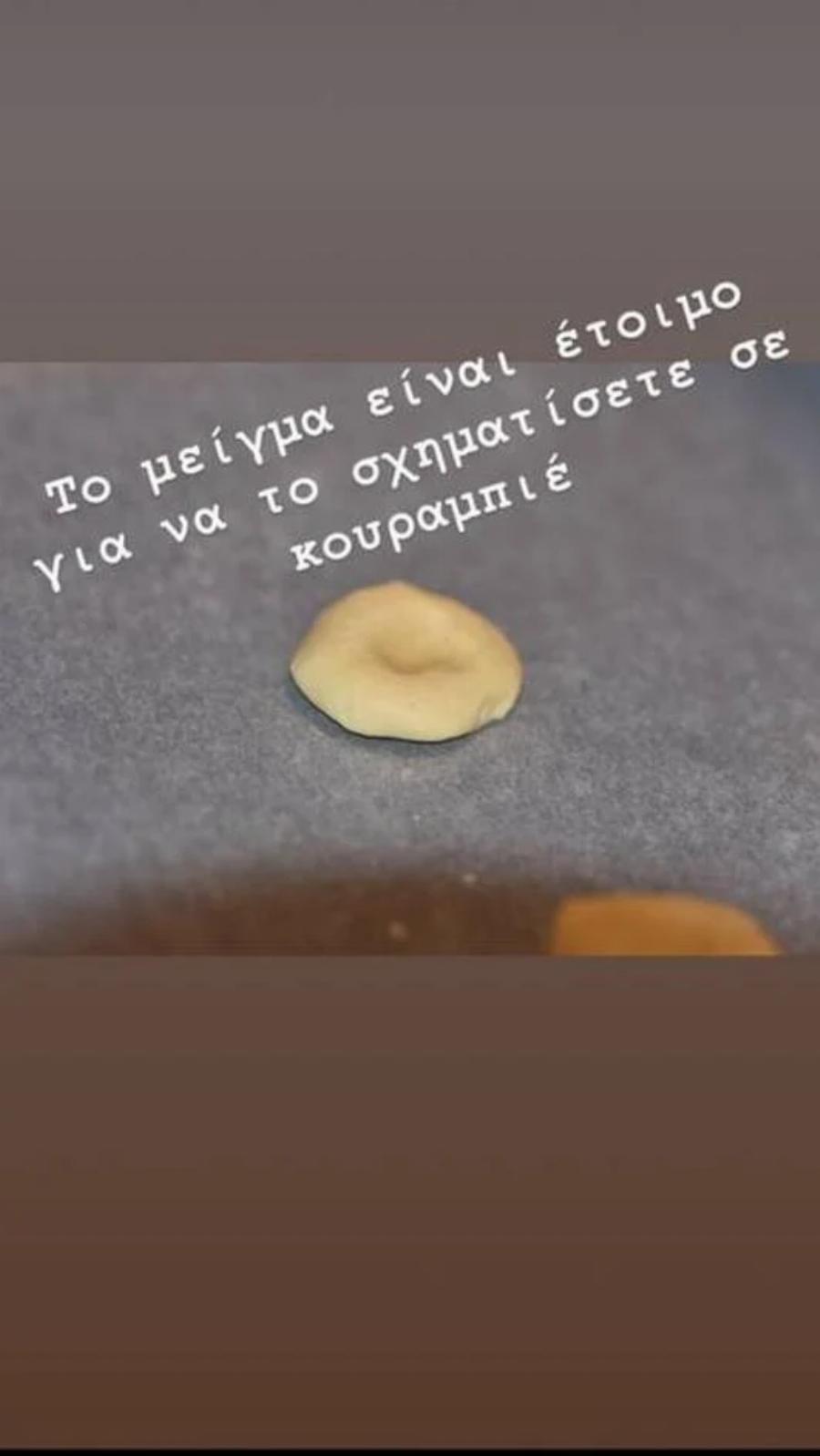 Οι λαχταριστοί και βουτυράτοι κουραμπιέδες της Βάσως Λασκαράκη: Αποκάλυψε το μυστικό στη συνταγή με 5 υλικά κι έγινε αμέσως viral