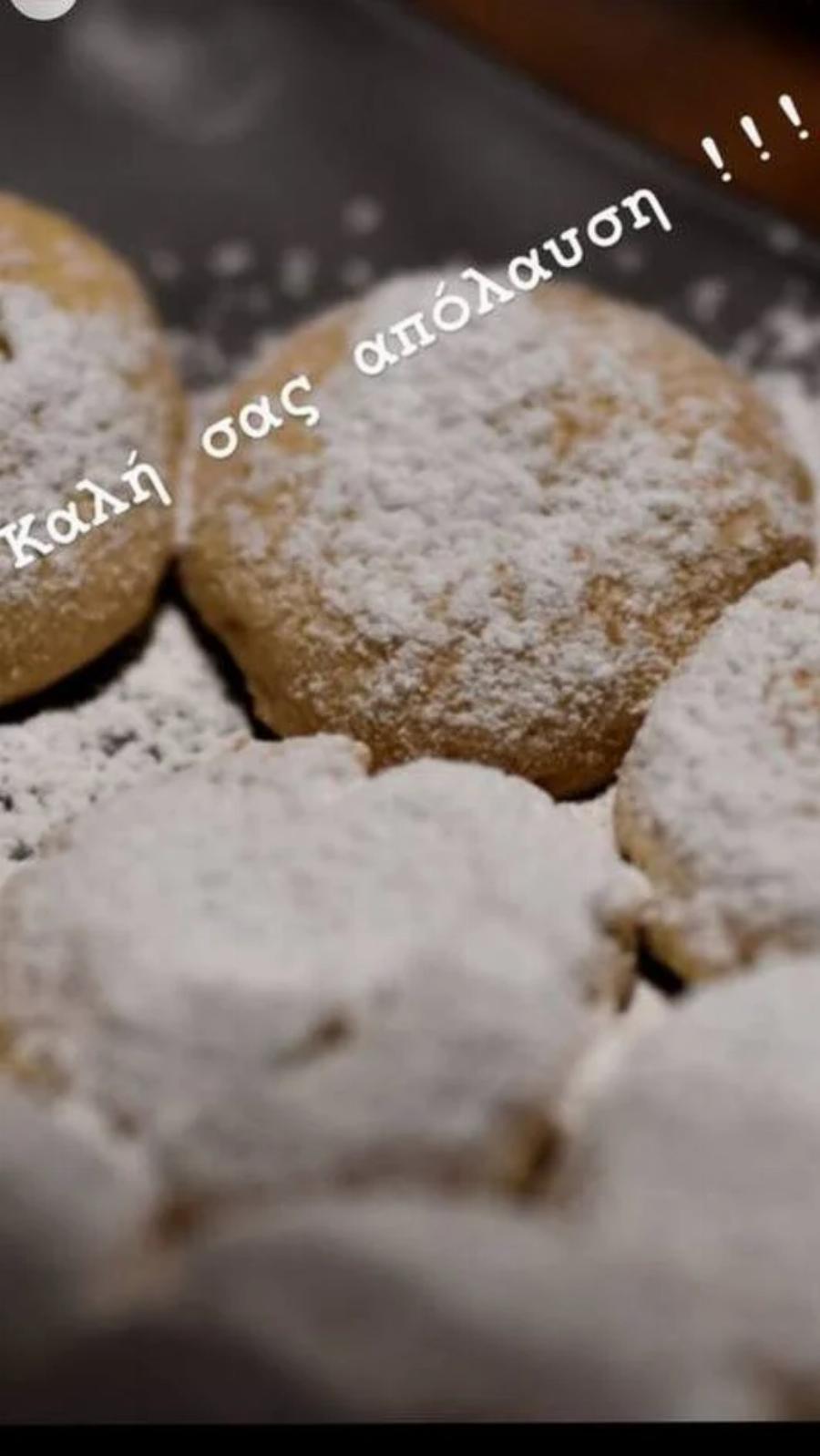 Οι λαχταριστοί και βουτυράτοι κουραμπιέδες της Βάσως Λασκαράκη: Αποκάλυψε το μυστικό στη συνταγή με 5 υλικά κι έγινε αμέσως viral