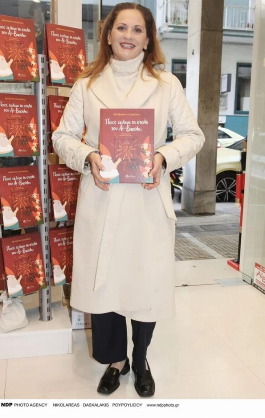 Ευτυχισμένη μαμά η Θεοφανία Παπαθωμά: Η σπάνια εμφάνιση μαζί με τις 2 κόρες της, Αγάπη και Αθηνά