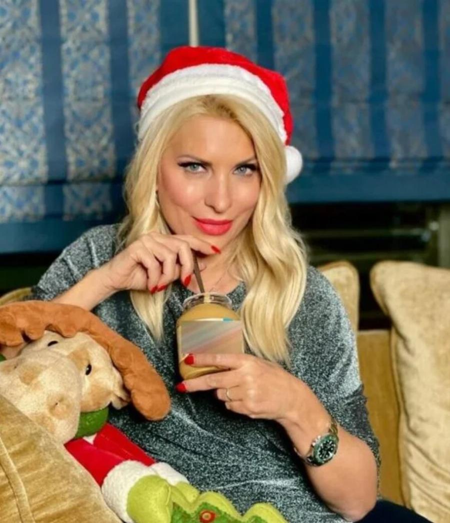 Έριξε το Instagram η Ελένη Μενεγάκη: Ντύθηκε Αγιοβασιλίτσα και πόζαρε στον καναπέ του σαλονιού της