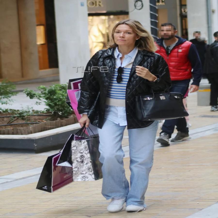 Χωρίς ίχνος μακιγιάζ και ντυμένη casual: Σούσουρο στο κέντρο της Αθήνας, όλοι κοιτούσαν τη Βίκυ Καγιά
