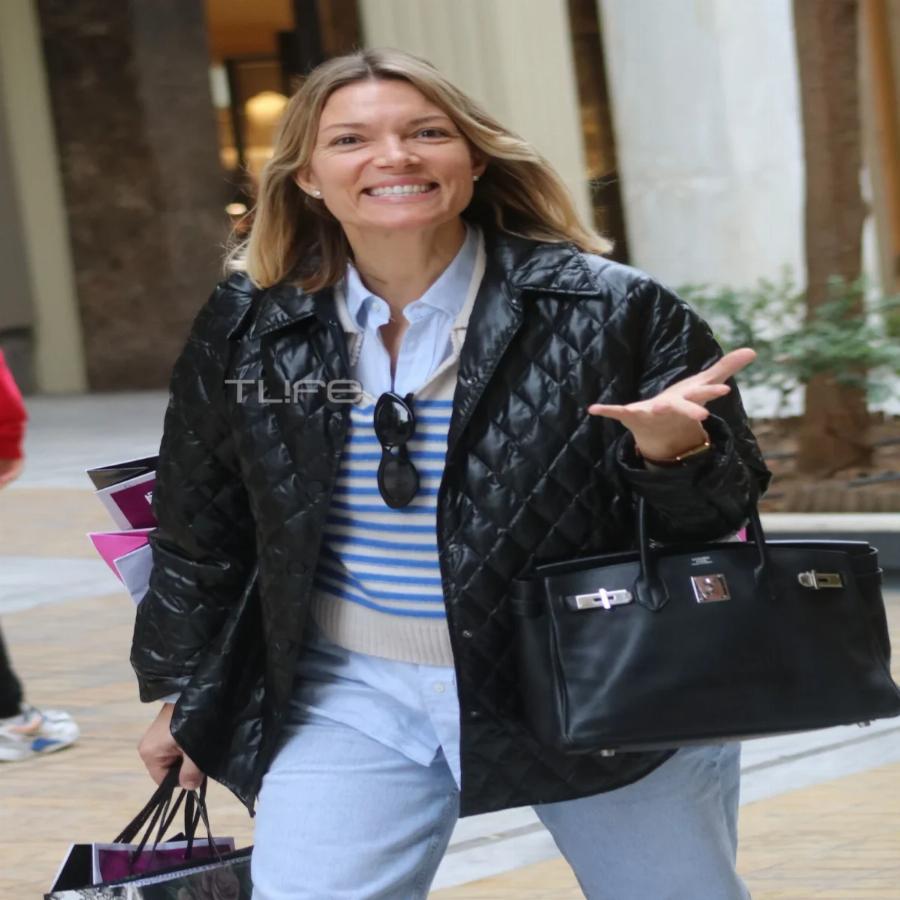 Χωρίς ίχνος μακιγιάζ και ντυμένη casual: Σούσουρο στο κέντρο της Αθήνας, όλοι κοιτούσαν τη Βίκυ Καγιά