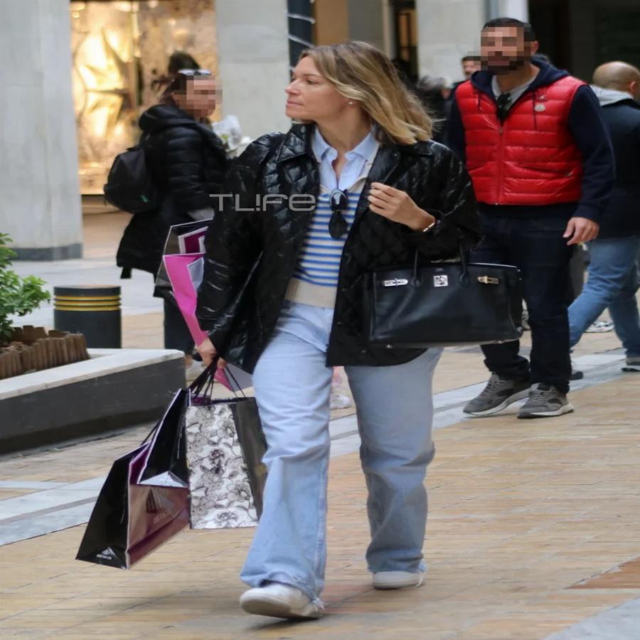 Χωρίς ίχνος μακιγιάζ και ντυμένη casual: Σούσουρο στο κέντρο της Αθήνας, όλοι κοιτούσαν τη Βίκυ Καγιά