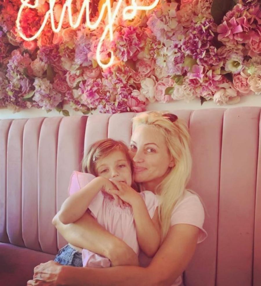 Τζένη Ιωακειμίδου: Η σταρ των ‘00s, οι μεγάλοι ρόλοι, η απόσυρση από την υποκριτική, η νέα ζωή στην Αμερική και η όμορφη οικογένεια της