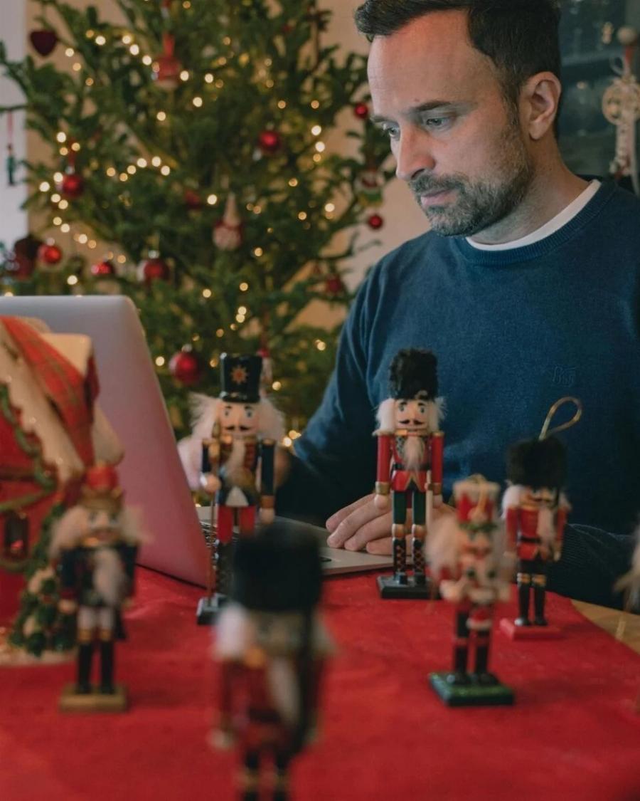 Τζάκι, τεράστια κουζίνα απίθανο σαλόνι: Σαν να βγήκε από περιοδικό η σπιταρόνα του Γιώργου Λιανού στην Αθήνα