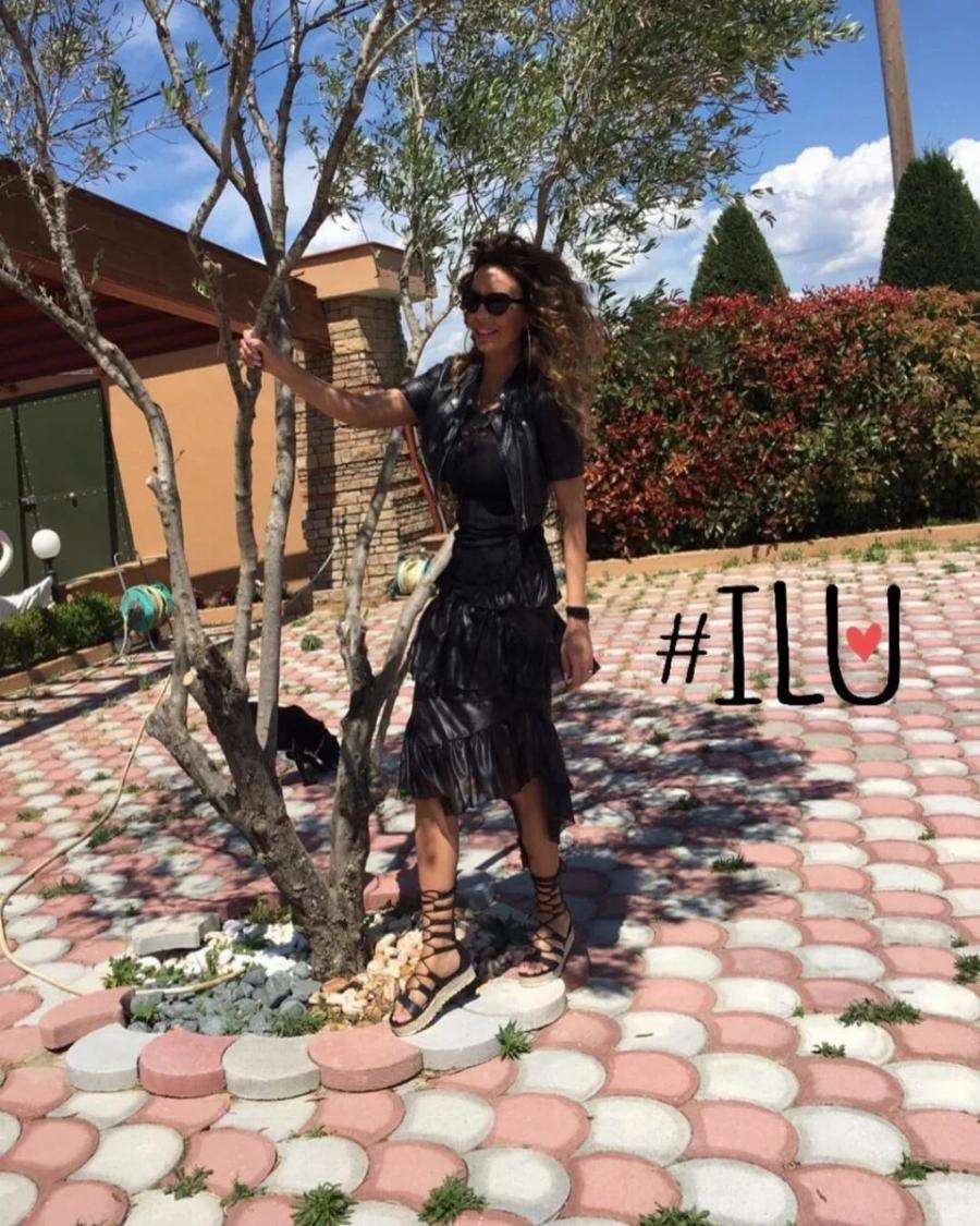 «Όαση» το σπίτι του Θοδωρή Ζαγοράκη και της Ιωάννας Λίλη στη Θεσσαλονίκη: Καταπράσινη αυλή, τεράστια πισίνα και πέτρινοι τοίχοι