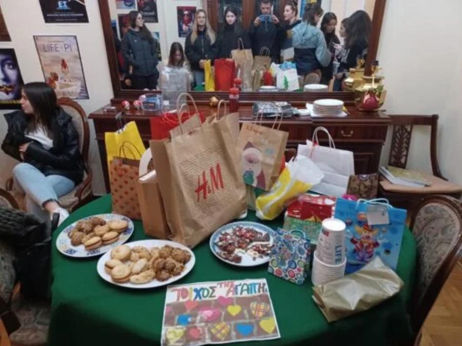 «Δεν σε ξεχνάμε ποτέ»: Συγκίνηση για τον τοίχο καλοσύνης στη Λάρισα, στο σημείο που πέθανε ο αδικοχαμένος φοιτητής