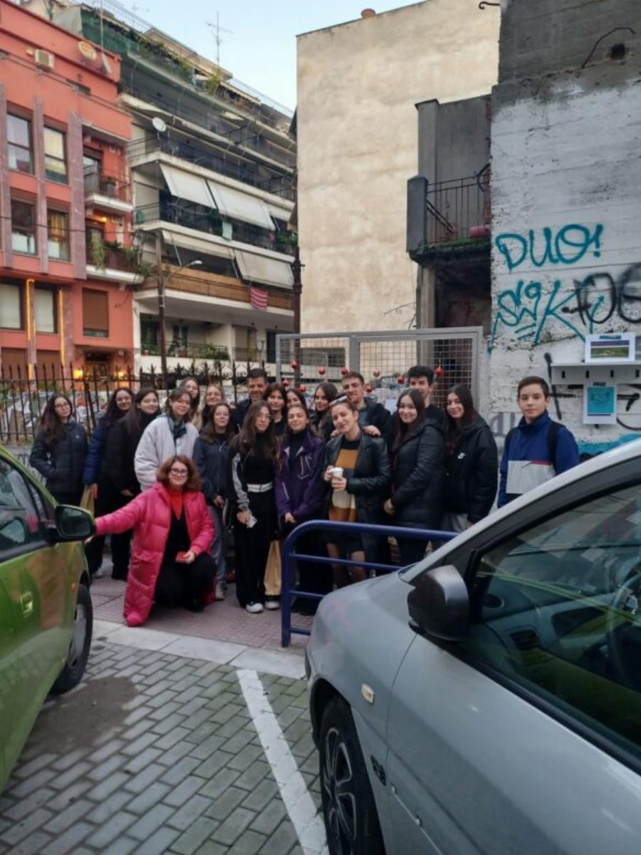 «Δεν σε ξεχνάμε ποτέ»: Συγκίνηση για τον τοίχο καλοσύνης στη Λάρισα, στο σημείο που πέθανε ο αδικοχαμένος φοιτητής