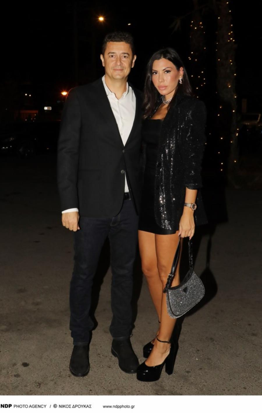 Όλα τα βλέμματα πάνω στην Ιωάννα Μπούκη: Με μίνι μάυρο φόρεμα στο πλευρό του Αντώνη Σρόιτερ στα μπουζούκια