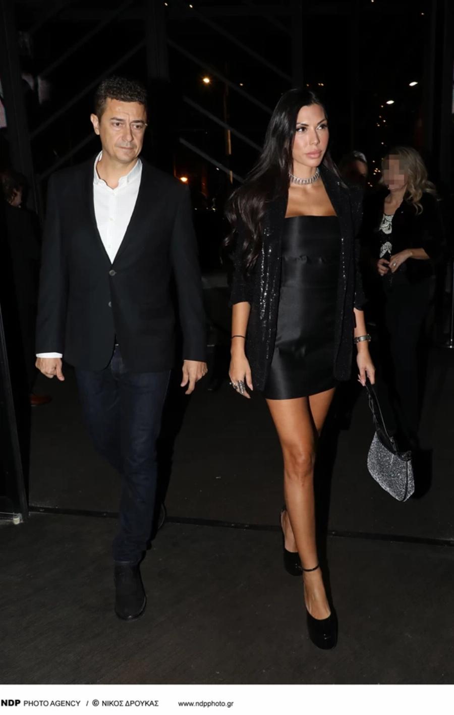 Όλα τα βλέμματα πάνω στην Ιωάννα Μπούκη: Με μίνι μάυρο φόρεμα στο πλευρό του Αντώνη Σρόιτερ στα μπουζούκια