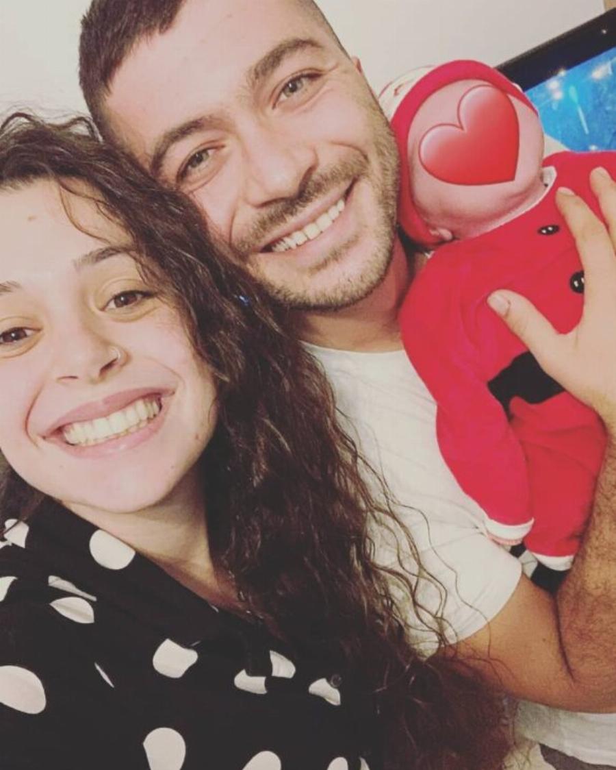 Καστανή κούκλα με μακριά μαλλιά: Αυτή είναι η σύντροφος του Άρη Τσάπη και μητέρα του παιδιού του που θα μπορούσε να είναι μοντέλο