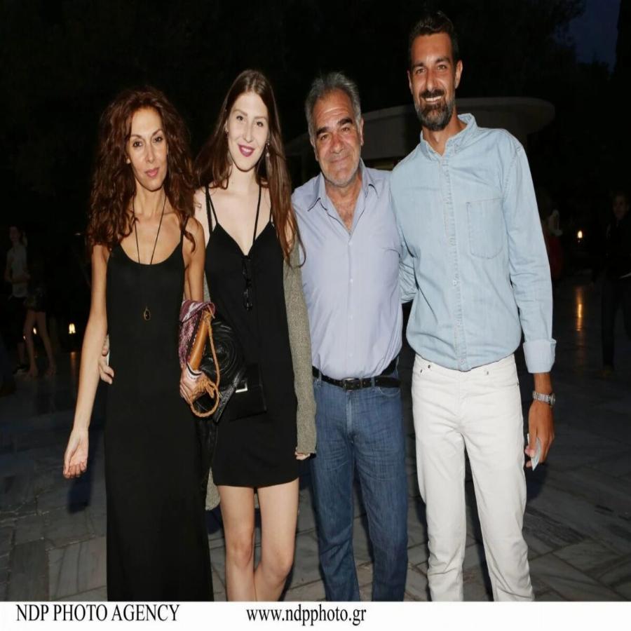 Μοναδική και σπάνια η εμφάνιση του γιου του Γιάννη Μποσταντζόγλου: 43 ετών, αεροπόρος και κούκλος