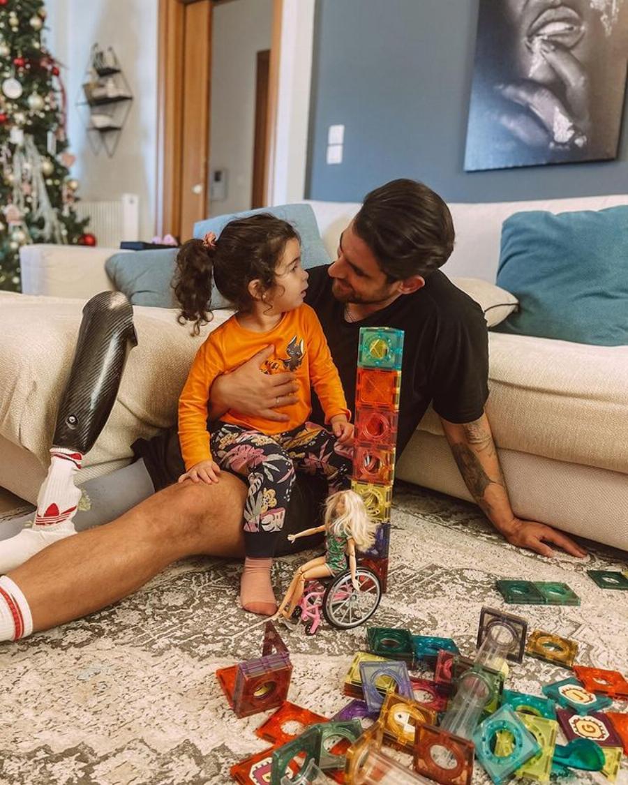 Αγκαλιά με την κορούλα του ο Ετεοκλής Παύλου, συγκινεί: «Είμαι ένας άνθρωπος με αναπηρία και είμαι εντάξει με αυτό»