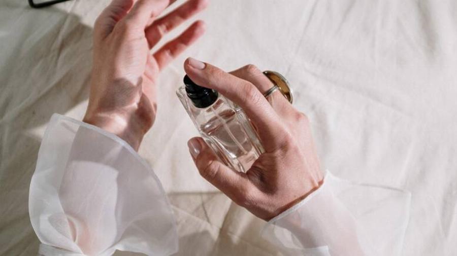 Μια πωλήτρια αποκαλύπτει: Πως καταλαβαίνει ότι ένας άντρας απατάει τη γυναίκα του