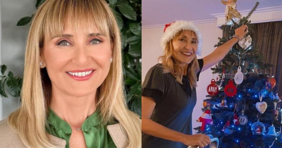 Σε γιορτινή διάθεση η Μάρα Ζαχαρέα: Ποζάρει μπροστά στο πανύψηλο χριστουγεννιάτικο δέντρο στο αρχοντικό σαλόνι της